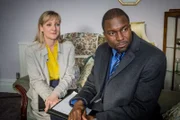 DC Janet Scott (Lesley Sharp, l.) und DC Lee Broadhurst (Delroy Brown, r.) bei einer Befragung im Hause Sweeting.