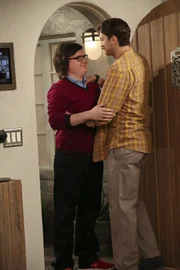 Ein Freund, ein guter Freund: Auch wenn Barry (Clark Duke, l.) manchmal nervig und sonderbar ist, in der schweren Stunde steht er Walden (Ashton Kutcher, r.) bei ...