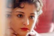 Nachstellung: Nachdem die 14jährige Priscilla Elvis kennengelernt hat, führt sie ein Doppelleben. Tagsüber besucht sie die Schule, in der Nacht besucht sie Elvis.