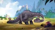 Die Dino-Freunde führen Ayati ihre neuen Rennwagen vor.