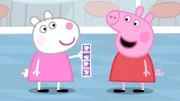 Peppa und ihre Familie besuchen ein riesiges Einkaufszentrum mit vielen verschiedenen kleinen Läden. Während Mama Wutz Frau Mümmels Wohlführloase für ihren "perfekten Tag" besucht, machen Peppa (re.) und Schorsch gemeinsame Fotos im Fotoautomaten mit ihrer Freundin Luzie Locke (li.).