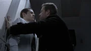 Chris Argent (J.R. Bourne) will von Stiles (Dylan O`Brien, li.) mehr über die Verwandlung von Jackson wissen...