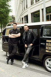Tim Mälzer (l.) und Steffen Henssler. Die Verwendung des sendungsbezogenen Materials ist nur mit dem Hinweis und Verlinkung auf RTL+ gestattet.