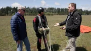 Josh Gates (r.)
