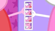 Peppa und ihre Familie besuchen ein riesiges Einkaufszentrum mit vielen verschiedenen kleinen Läden.