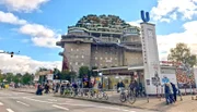 Seit Juli 2024 ist der Dachgarten mit den Grünflächen für alle kostenlos geöffnet. Pro Tag kommen mehreren Tausend Gästen aus Hamburg und der ganzen Welt, um das neue Wahrzeichen auf St. Pauli zu besuchen.