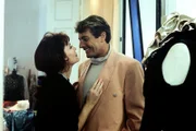 Mit dem Botiquenbesitzer Maurice Bernard (Amadeus August) ist Evelyn von Guldenburg (Iris Berben) eine geschäftliche Partnerschaft eingegangen. Aber auch privat ist er ihr nicht unsympathisch.
