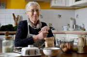 Françoise Barberon verarbeitet die Brunnenkresse in ihrer Küche.