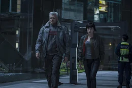 Ghost in the Shell Auf der Suche nach einem &uuml;bermenschlichen Hacker: Pilou Asb&aelig;k als Batou, Scarlett Johansson als Major  Copyright: SRF/2017 Paramount Pictures