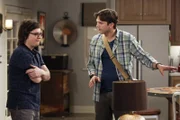 Barry (Clark Duke, l.) hat sich bei Walden (Ashton Kutcher, r.) häuslich niedergelassen, allerdings nicht, um wie angekündigt an einem neuen Projekt zu arbeiten, sondern um mit Waldens Buddies abzuhängen. Allmählich hat Walden die Nase voll davon ...