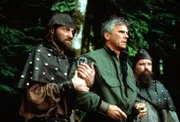 Die Bewohner eines Dorfes (Darsteller unbekannt) wollen O´Neill (Richard Dean Anderson, M.) und das SG-1-Team einem Dämon opfern.