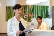 Frau Dr. Vera Wagner (Maureen Havlena, l.) wundert sich, warum beim Überfall auf ihre Praxis nichts gestohlen worden. Im HG Philipp Bause (Thiago Braga de Oliveira).