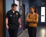 Auf dem Revier trifft Nolan (Nathan Fillion) auf seine Professorin Ryan (Toks Olagundoye). Sie will um Hilfe bitten, da sie immer wieder anonyme Nachrichten beunruhigen und schlimmer noch - sie glaubt, beobachtet zu werden.