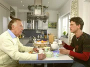 MDR Fernsehen IN ALLER FREUNDSCHAFT FOLGE 233, "Ein Mann fürs Leben", am Freitag um 11:45 Uhr. Heinz (Klausjürgen Wussow, li) und Doris Sohn Ralf (Peter Schneider) lernen sich während des Krankenhausaufenthaltes von Doris kennen. Das läuft nicht ohne Schwierigkeiten.