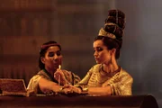 L - R: Charmion (Clara Onyemere), Kleopatra (Simone Collins, r.)