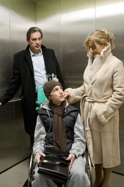 Prof. Brenner (Günter Barton, li.) flieht mit Astrid von Deichmann (Tatjana Blacher) und ihrem Sohn Felix (Aljosha Horvat).