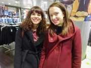Sara (l.) und Shoppingbegleitung Juliane