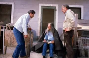 Felix Wanaka (Emilio Delgado, l.) und Quincy (Jack Klugman, r.) bitten einen Schamanen (Dehl Berti, M.) um Hilfe ...