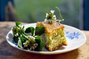 Ein Zitronen-Mohn-Kuchen mit Blüten der Brunnenkresse