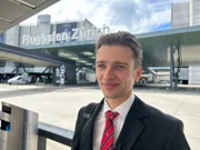 Check-In-Agent Niklas verdient in der Schweiz dreimal so viel wie in Deutschland.