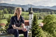 Marie (Christine Eixenberger) denkt an ihrem Kraftort über ihre Zukunft nach.