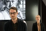 Dr. Thomas Holzer (Sebastian Zimmler, l.); Julia Durant (Sandra Borgmann, r.)
