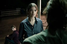 Mikis (Aaron Hilmer) Mutter Nikola (Anja Kling, re.) stellt die Autorit&auml;t der jungen Einsatz-Leiterin Sarah Brandt (Anna Bederke) in Frage.