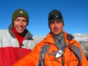 Willi und Arno auf dem Gipfel. Heute möchte Willi alles über Schnee und Eis erfahren.