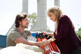 Josh (Jason Tobias) und Pam (Summer Spiro).