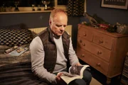Simone Duke (Jason Watkins) findet in Liams Tasche ein Buch über die Krähe. Was hat das bloß zu bedeuten?