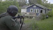 Hände hoch, Polizei! Mit der Unterstützung eines Sondereinsatzkommandos wollen Ermittler Joe Kenda und sein Team den Tatverdächtigen Robert Ziegler in seinem Haus festnehmen.