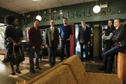 Wird das Greendale College in eine Subway-Universität umgewandelt oder können und wollen das Shirley (Yvette Nicole Brown, l.), Chang (Ken Jeong, 2.v.l.), Dean Pelton (Jim Rash, 3.v.l.), Jeff (Joel McHale, M.), Annie (Alison Brie, 2.v.r.) und Britta (Gillian Jacobs, r.) noch verhindern?