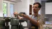 Handwerker beim Bürstenmachen -Traditionsbürstenmacherei Nickels in Bamberg.