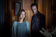 Tom (Stephen Moyer) und Sam (Zoe Tapper) bieten ihr Haus an, um Menschen in Gefahr zu schützen. Doch langsam wissen sie selbst nicht mehr, wer von ihren Gästen Freund oder Feind ist.