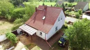 Für 90.000 Euro erwerben Conny und Philip einen alten Hof mit 120qm Wohnfläche und mehreren teils baufälligen Nebengebäuden.