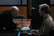 FBI Agent (Eric Andersen, l.) und Greg/ Rick Knowles (Tony Goldwyn)  Die Verwendung des sendungsbezogenen Materials ist nur mit dem Hinweis und Verlinkung auf RTL+ gestattet.