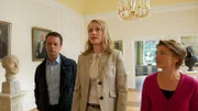 Museumsleiterin Dr. Helga Papenburg (Alexandra von Schwerin, M.) zeigt den Ermittlern ein Bild, dessen Ankauf durch Martha Sell ermöglicht wurde. Woher hatte die alte Dame so viel Geld, und warum verbarg sie ihre wahre Identität? Katrin Börensen (Claudia Schmutzler, r.), und Sven Herzog (Michael Härle, l.) ermitteln weiter.