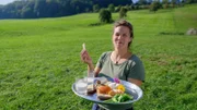 Mira Kuhlmann präsentiert ihren Ziegenkäse.