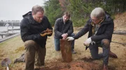 Josh Gates (l.), Stewart Fillmore (r.) in Mooresville, Indiana.