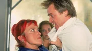 Rita (Gaby Köster, l.) nimmt sich Didi (Dustin Semmelrogge) zur Brust, um zu erfahren, wo Gisis Geld geblieben ist, das Helga (Hella von Sinnen, hi.) ihm gegeben hat.