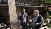 Jerry (Peter Marton) befragt Loisl Roiderer (Sigi Zimmerschied, r.).