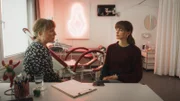 Wird Lena (Laura Berlin, r.) den Abbruch durchführen? Dr. Roithner (Antje Lewald, l.) weiß, dass Lena nicht mehr viel Zeit bleibt.