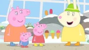 Mama und Papa Wutz gehen mit Peppa und Schorsch in den botanischen Garten. Frau Löffel (re.) begrüßt sie und führt sie durch das Kalthaus.