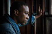John (Ashley Walters) ist verzweifelt und beschließt, Julie auf eigene Faust zu suchen.