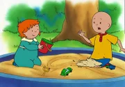 Caillou (re.) muss seiner Mami versprechen, dass er seine kleine Schwester Rosie auch in der Sandkiste spielen lässt.