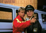 Peter Berger (Serge Falck) lernt die hübsche  Polizistin Victoria (Chrissy Schulz) kennen.