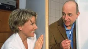 Nikola (Mariele Millowitsch) hat Dr. Getz (Michael Schönborn) aufgesucht, um mit ihren weiblichen Reizen an die Prüfungsfragen für den IQ-Test zu kommen...