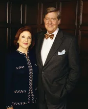 (3. Staffel) - Möchten eigentlich nur das Beste für Lorelai und Rory oder das, was sie für das Beste halten: Emily (Kelly Bishop, l.) und Richard (Edward Herrmann, r.) ...