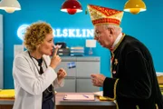 Dr. Helena von Arnstett (Claudia Hiersche, l.) und Volker Küppers (Ludger Pistor, r.)