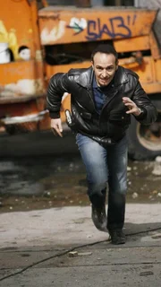 Semir (Erdogan Atalay) nimmt die Verfolgung von Heinen auf. Semir (Erdogan Atalay) nimmt die Verfolgung von Heinen auf.